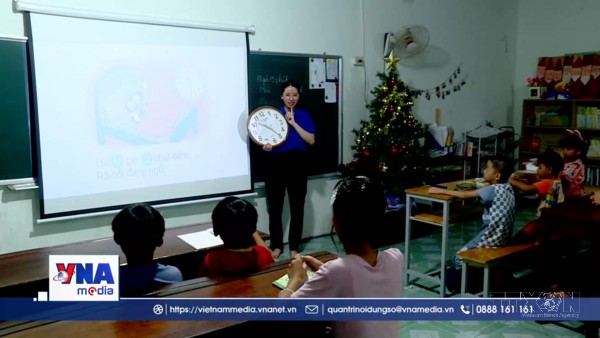 Gia sư áo xanh tiếp sức học sinh nghèo vượt khó
