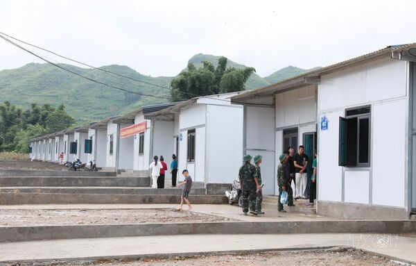 Lai Châu bàn giao 24 căn nhà tái định cư cho hộ dân bị mất nhà do lũ quét ở xã Mường Than