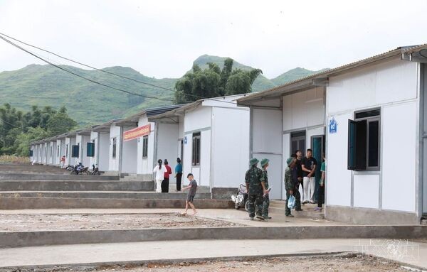 Lai Chau hands over resettlement homes to flash flood victims