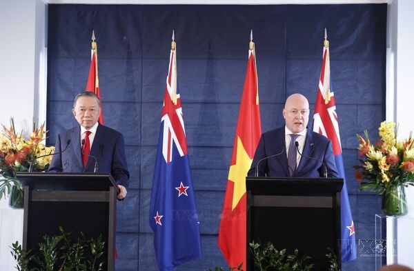 Vietnam, New Zealand leaders witness exchange of cooperation documents