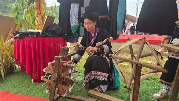 Đồng bào Thu Lao ở thượng nguồn sông Chảy giữ hồn nghề dệt