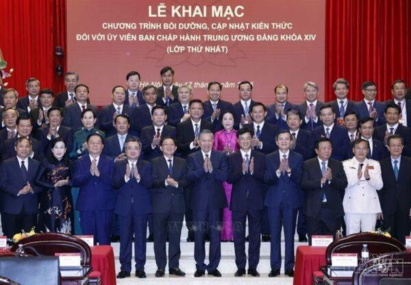 Party, State leader attends opening of knowledge update programme for 14th Party Central Committee members