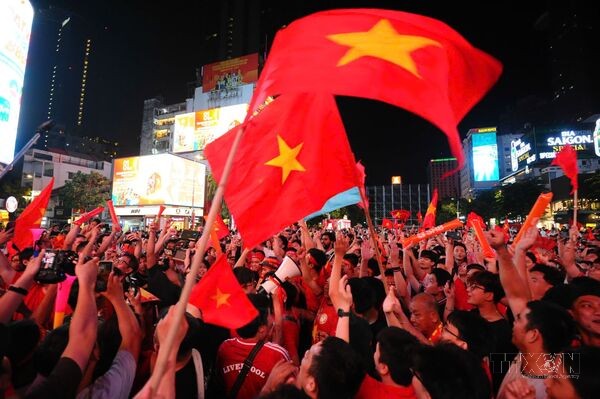 Người dân TP Hồ Chí Minh đổ ra đường ăn mừng chiến thắng, hô vang 'Việt Nam vô địch'