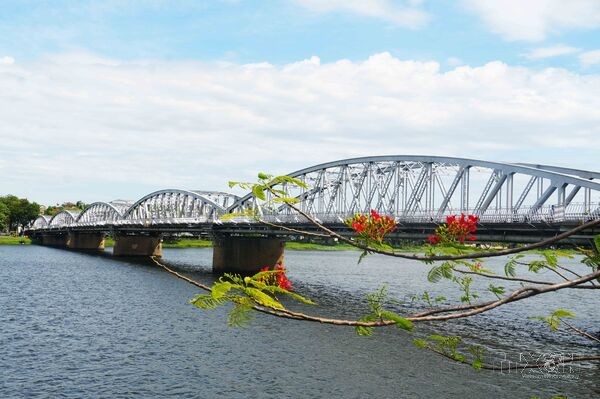 Truong Tien Bridge restored to its original silver colour