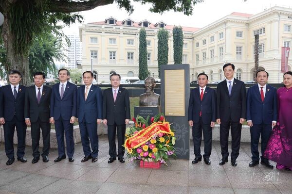 Key leader pays tribute to President Ho Chi Minh in Singapore
