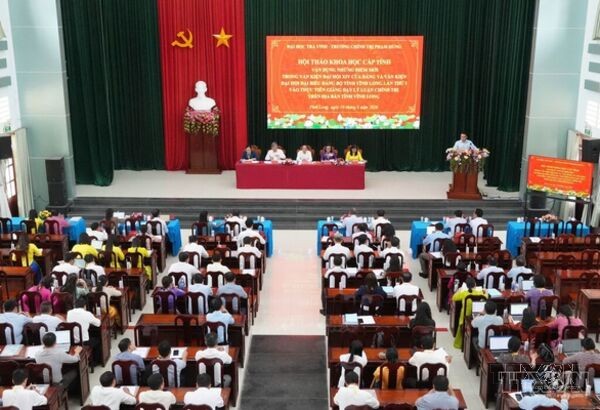 Vinh Long applies new points in Party Congress documents to political theory teaching