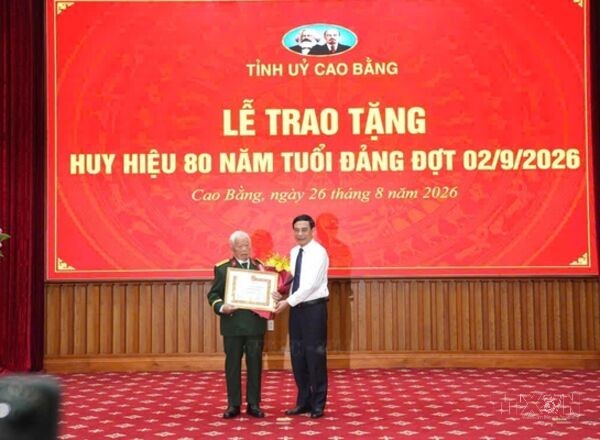 Cao Bằng: Lễ trao tặng Huy hiệu 80 năm tuổi Đảng