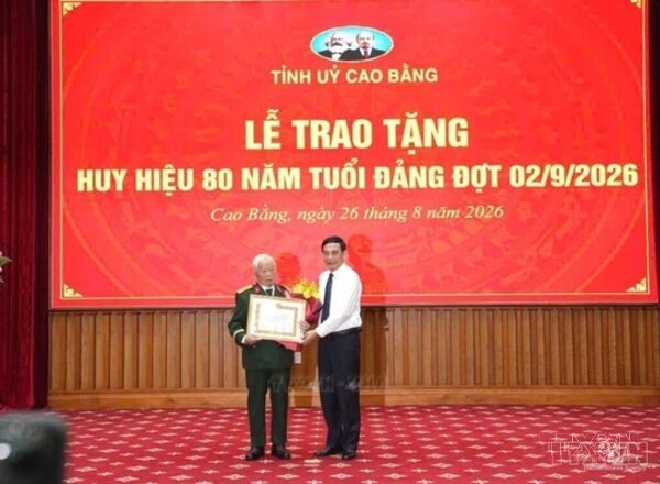 Cao Bang: Ceremony to present 80-year Party membership badge