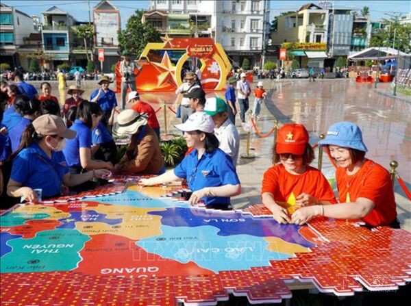 8.100 lá cờ Tổ quốc tạo nên hình hài đất nước