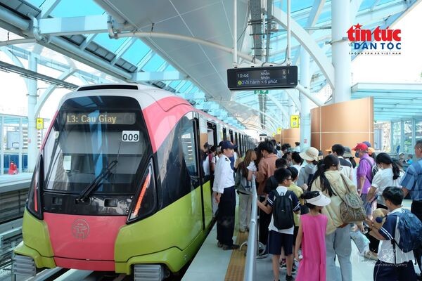 Người dân Thủ đô phấn khởi sử dụng hệ thống giao thông công cộng miễn phí
