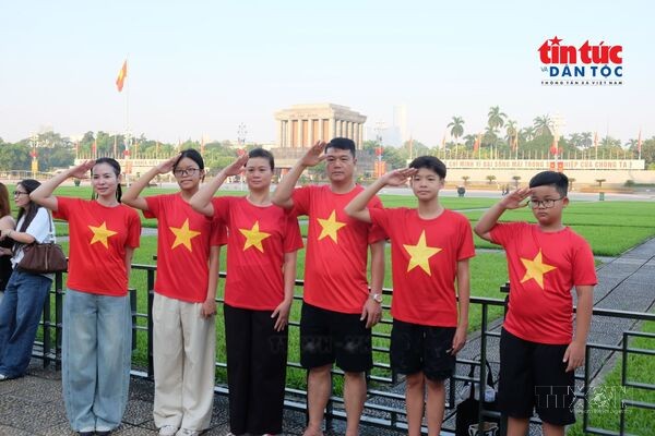 Trào dâng lòng yêu nước trong lễ chào cờ đặc biệt sáng 2/9
