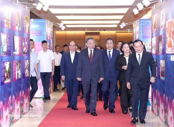 Party, State leaders visit exhibition honouring exemplary people