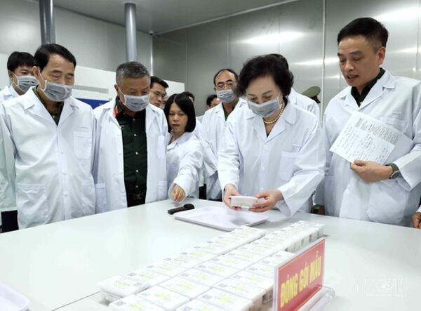 Phó Thủ tướng Phạm Thị Thanh Trà kiểm tra việc giám định ADN xác định danh tính hài cốt liệt sĩ