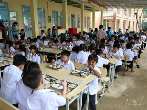 Bữa ăn bán trú ấm lòng học sinh vùng biên