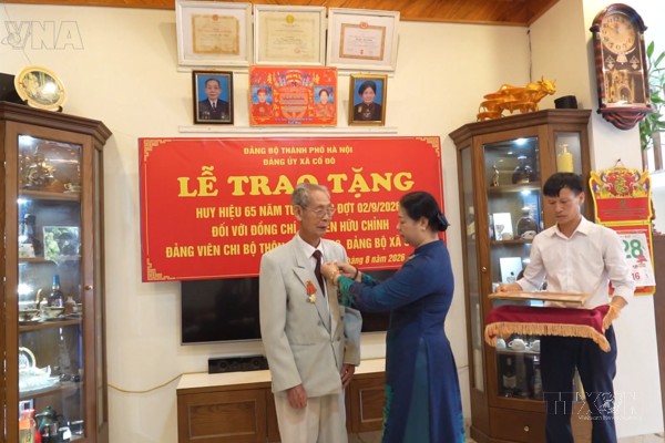 <b>Tấm Huy hiệu Đảng và những lời thề theo năm tháng</b>