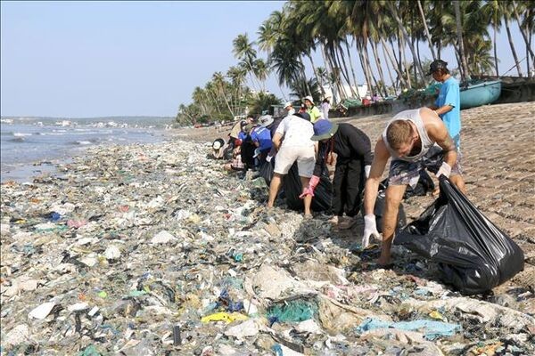 Chung tay làm sạch biển giữa mùa rác đại dương