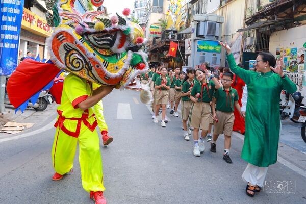 “Moonlit Memories” revives Hanoi’s Mid-Autumn traditions