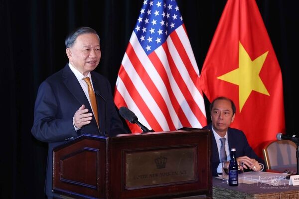 Top leader meets Vietnamese experts, intellectuals in US