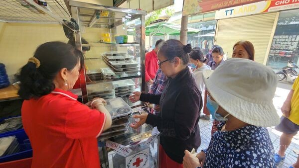 Những suất cơm nghĩa tình 1.000 - 5.000 đồng giữa phố thị