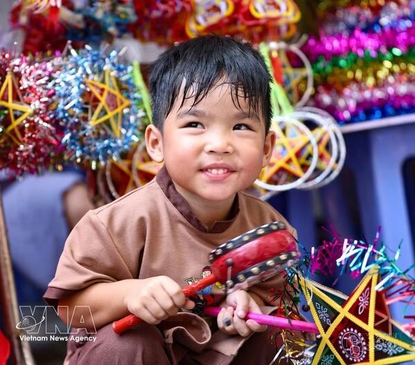 Children enjoy Mid-Autumn outing with parents in Hanoi