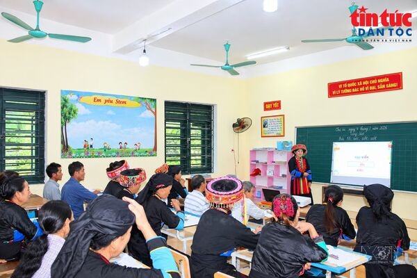 Cô giáo đứng lớp 'xóa mù' cho đồng bào Dao ở Thái Nguyên