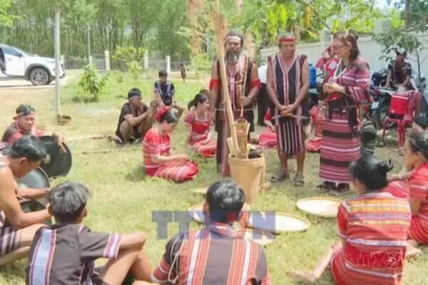 S'tieng youth keep traditional music, dance alive