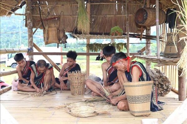 Trao truyền lửa nghề đan lát nan tre truyền thống