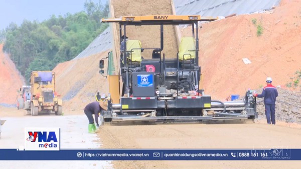 Phó Thủ tướng Thường trực Chính phủ kiểm tra hai dự án cao tốc