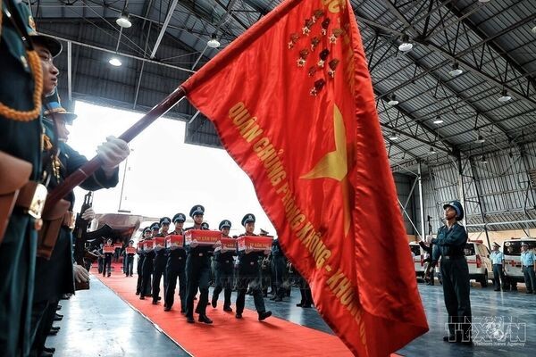 Military aircraft transports 15,401 samples of martyrs' remains to Hanoi for DNA testing