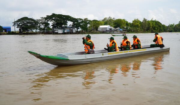 Bộ đội Biên phòng Đồng Tháp tăng cường công tác phòng, chống buôn lậu mùa nước nổi
