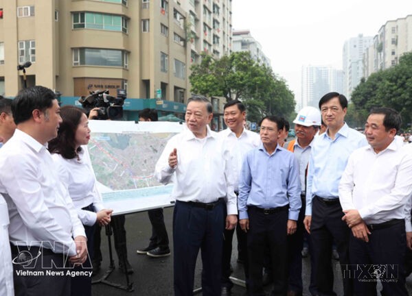 Top leader inspects key infrastructure projects in Hanoi
