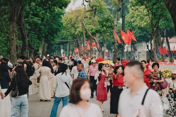   Hoan Kiem Lake bustles with activities on 72nd anniversary of Hanoi Liberation Day&nbsp;&nbsp;