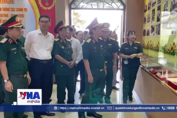 Triển lãm 80 năm dưới cờ Đảng khơi dậy niềm tự hào trong giới trẻ