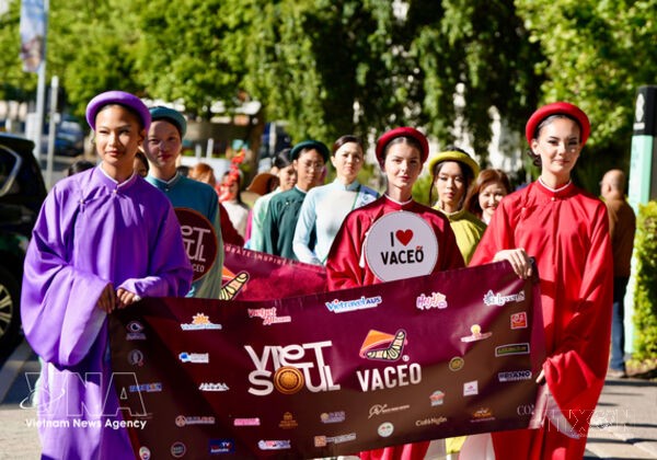 Sydney hosts first Vietnamese Ao dai street parade