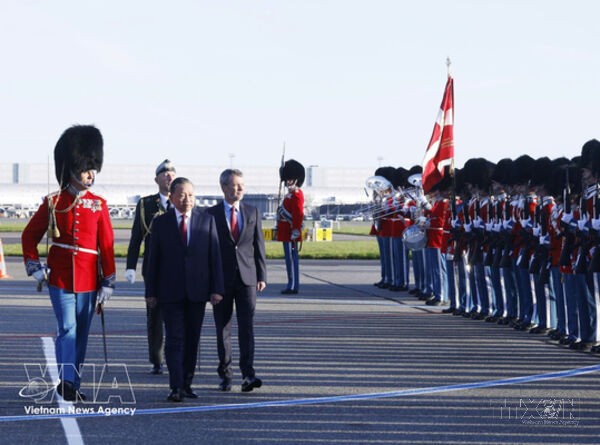 Top leader arrives in Copenhagen, beginning State visit to Denmark