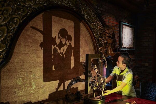 Honoring beauty of Vietnamese Women through art of light sculpture