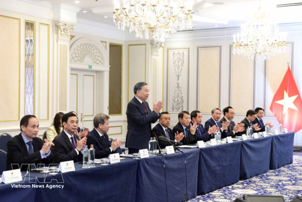 Top leader meets Vietnamese intellectuals in Belgium, Luxembourg