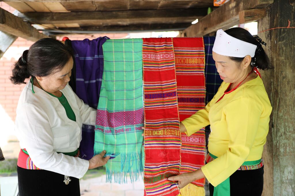 Hồi sinh” nghề dệt thổ cẩm của người Mường ở Phú Thọ