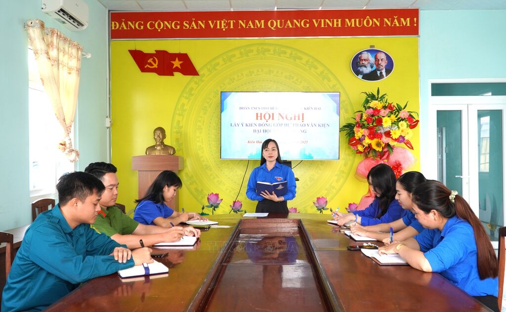 Cán bộ, đảng viên, nhân dân đặc khu Kiên Hải góp ý dự thảo văn kiện trình Đại hội XIV của Đảng