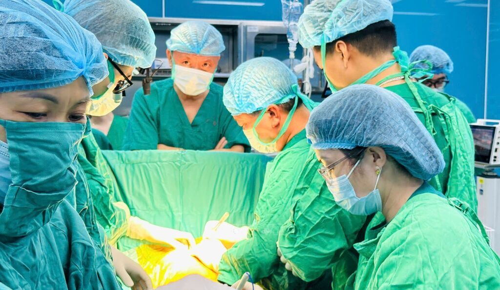For first time in Vietnam: Two lung transplants performed successfully in single day