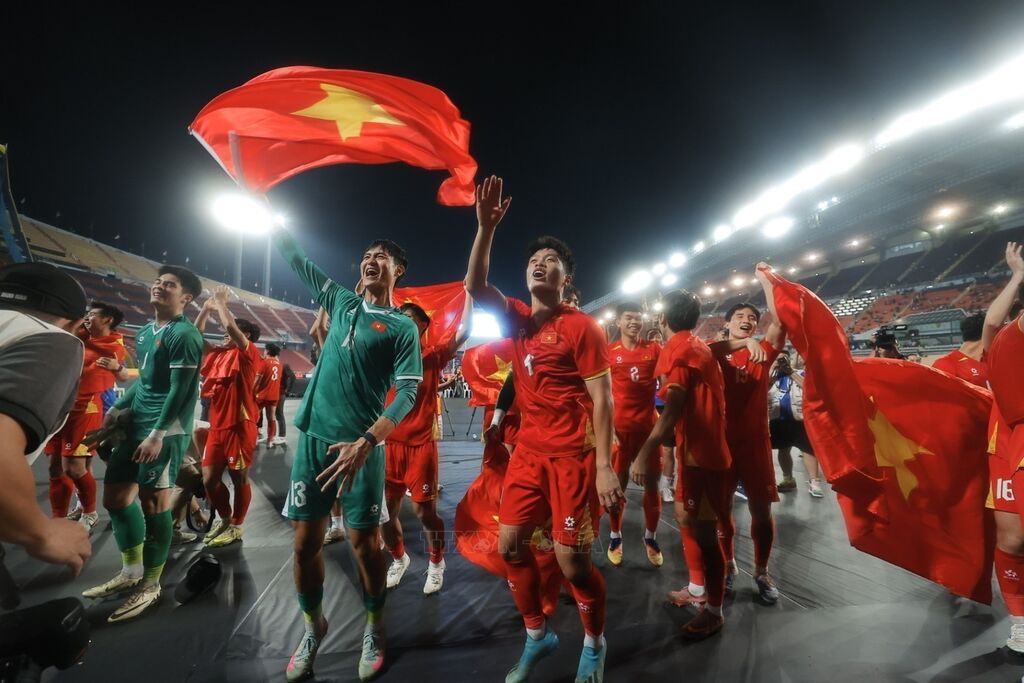 Ngược dòng thắng Thái Lan 3-2, đội tuyển bóng đá U22 Việt Nam giành HCV SEA Games 33