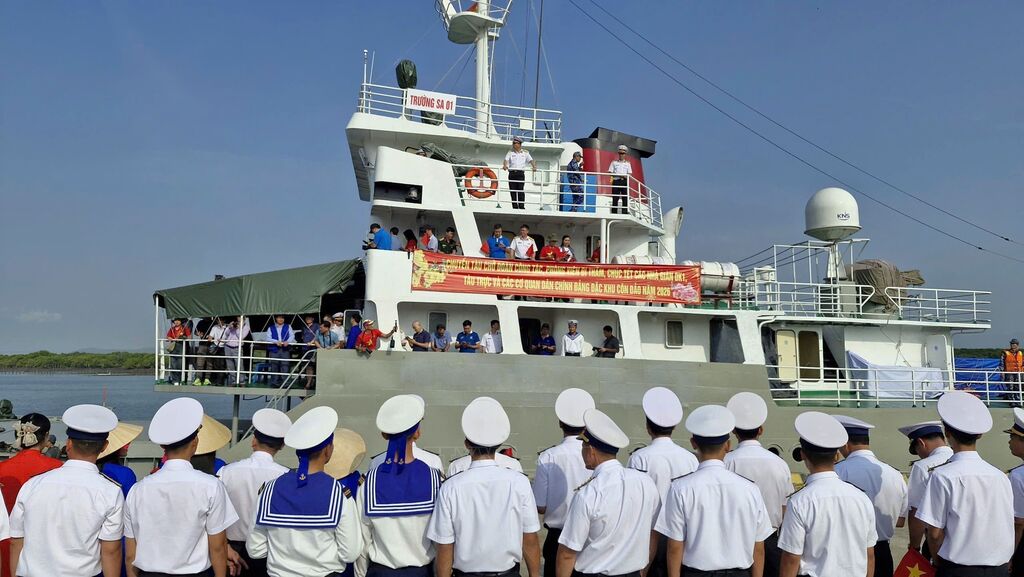 Hai tàu Hải quân mang quà Tết sớm đến Nhà giàn DK1 và các tàu trực trên biển