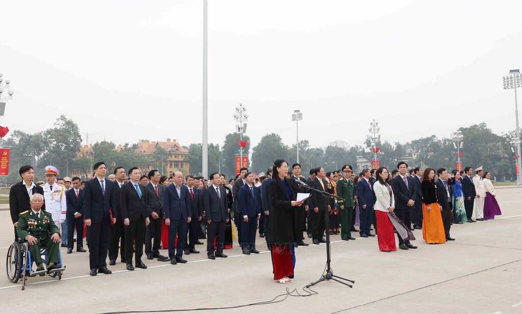 Đại biểu Bí thư Chi bộ xuất sắc toàn quốc báo công và vào Lăng viếng Chủ tịch Hồ Chí Minh