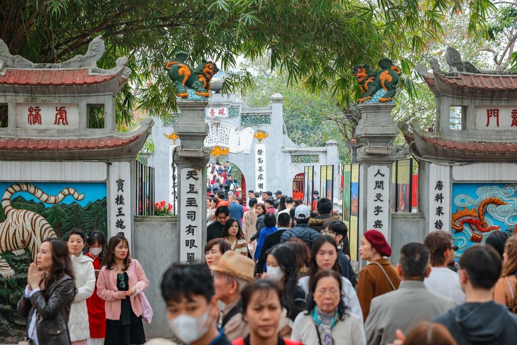 Người dân rộn ràng du Xuân bên hồ Hoàn Kiếm mùng 3 Tết