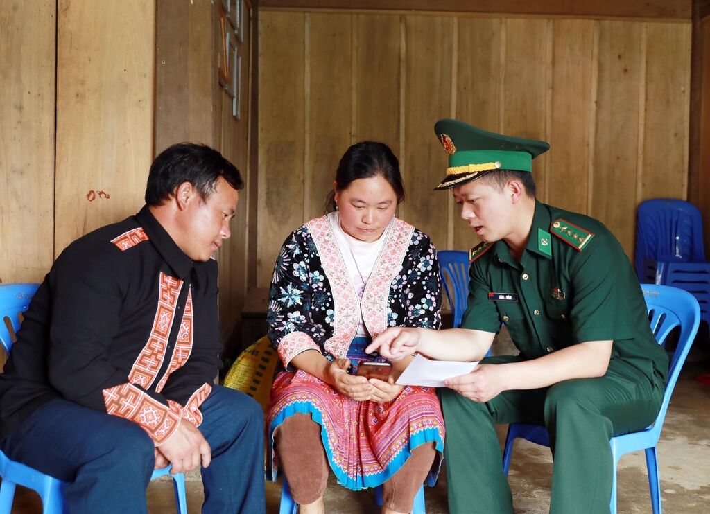 Những “thầy giáo quân hàm xanh” xóa mù công nghệ nơi biên giới Lai Châu