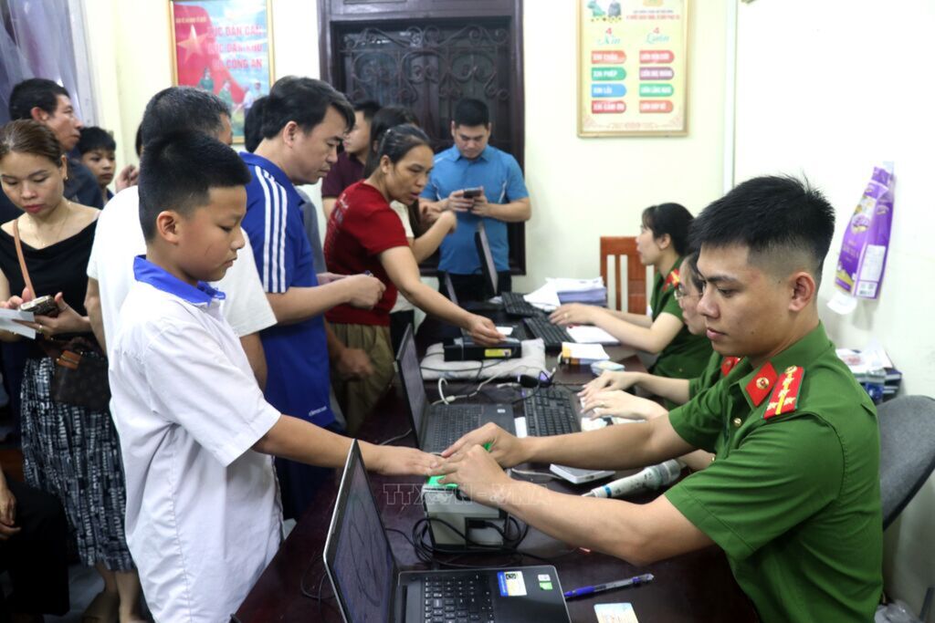 Hung Yen launches peak campaign to issue ID cards and level-2 e-identification accounts for pupils