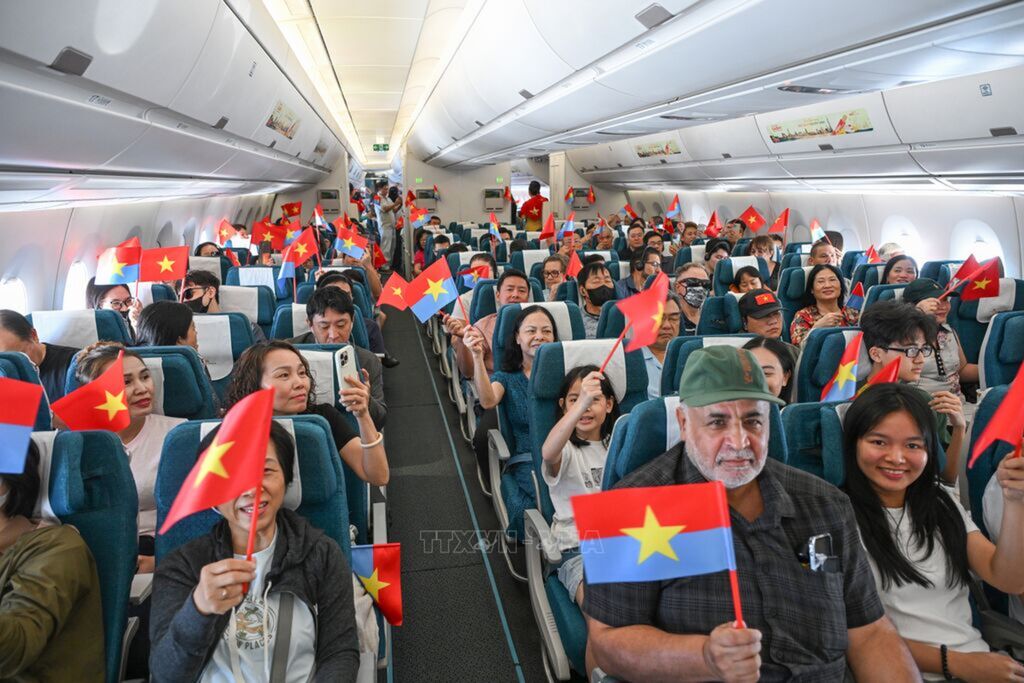 Vietnam Airlines operates special flight marking anniversary of Liberation of the South