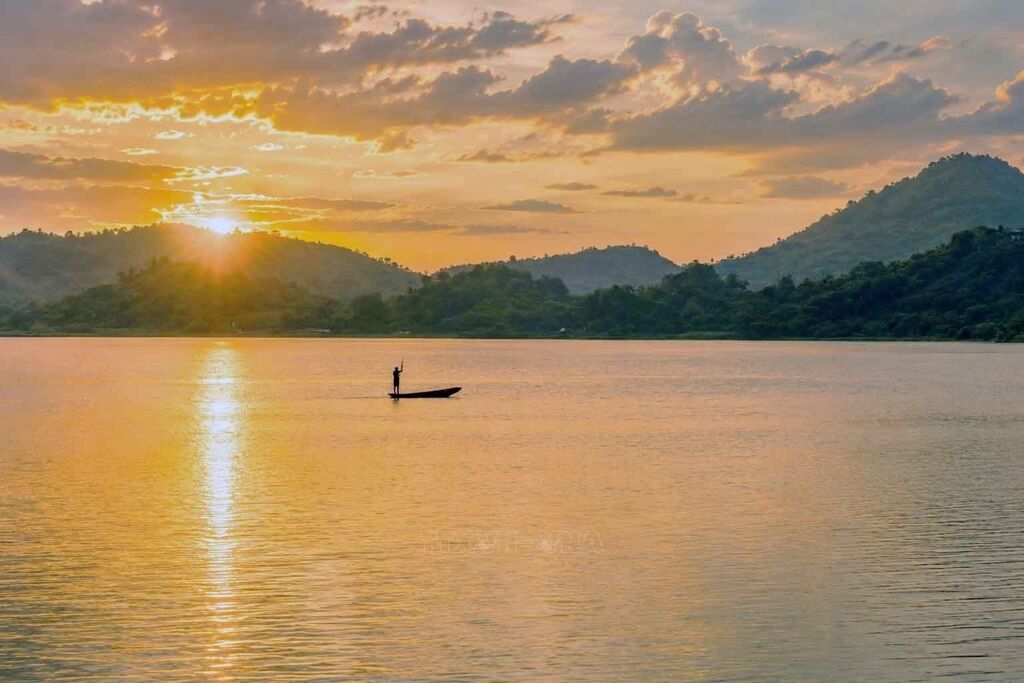 Cảnh sắc hồ Lắk (Đắk Lắk)