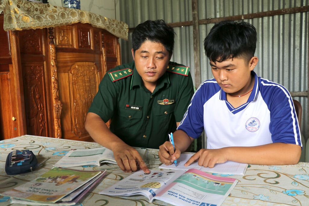 Người lính quân hàm xanh - hình ảnh gần gũi với người dân vùng biển Vĩnh Long
