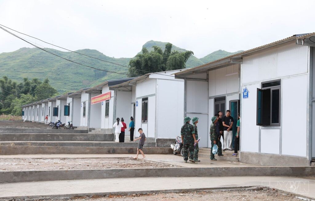 Lai Châu bàn giao 24 căn nhà tái định cư cho hộ dân bị mất nhà do lũ quét ở xã Mường Than